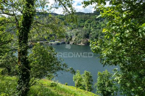 Refúgio de luxo no gerês – moradia térrea t4 com piscina e vista rio  barragem de salamonde | 4 suites | piscina | churrasqueira | vistas deslumbrantes