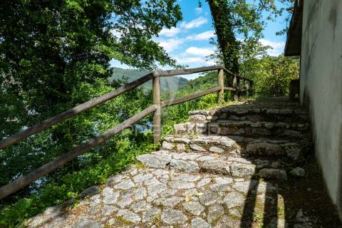 Refúgio de luxo no gerês – moradia térrea t4 com piscina e vista rio  barragem de salamonde | 4 suites | piscina | churrasqueira | vistas deslumbrantes
