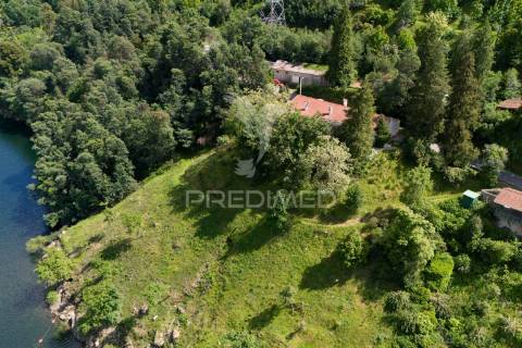 Refúgio de luxo no gerês – moradia térrea t4 com piscina e vista rio  barragem de salamonde | 4 suites | piscina | churrasqueira | vistas deslumbrantes