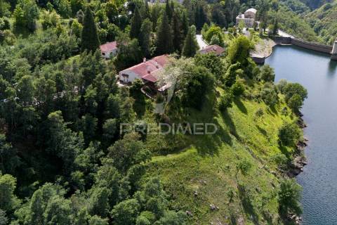 Refúgio de luxo no gerês – moradia térrea t4 com piscina e vista rio  barragem de salamonde | 4 suites | piscina | churrasqueira | vistas deslumbrantes