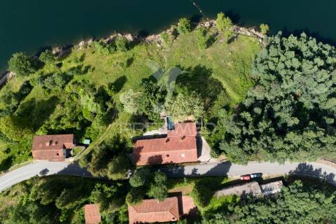 Refúgio de luxo no gerês – moradia térrea t4 com piscina e vista rio  barragem de salamonde | 4 suites | piscina | churrasqueira | vistas deslumbrantes