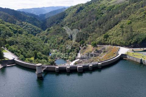 Refúgio de luxo no gerês – moradia térrea t4 com piscina e vista rio  barragem de salamonde | 4 suites | piscina | churrasqueira | vistas deslumbrantes