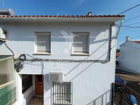 Moradia t4 com quintal e varanda