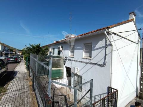 Moradia t4 com quintal e varanda