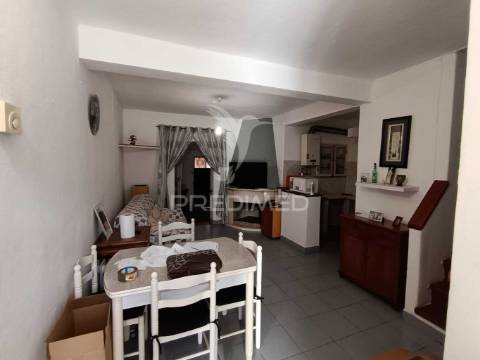 Moradia t4 com quintal e varanda