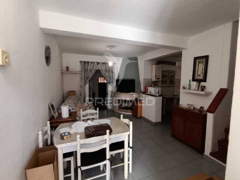 Moradia t4 com quintal e varanda