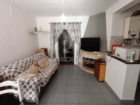 Moradia t4 com quintal e varanda