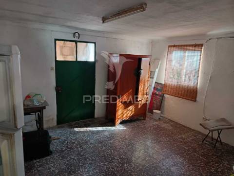 Moradia t4 com quintal e varanda