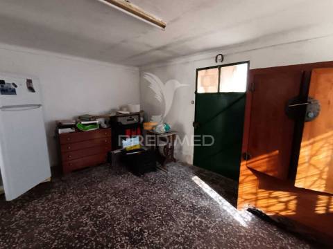 Moradia t4 com quintal e varanda