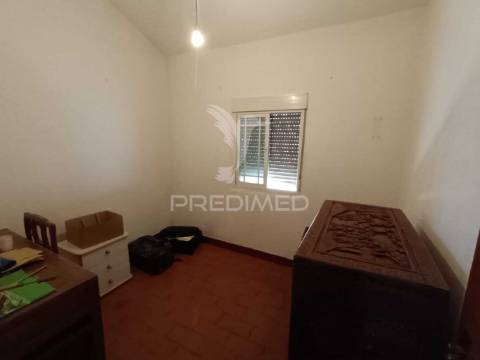 Moradia t4 com quintal e varanda