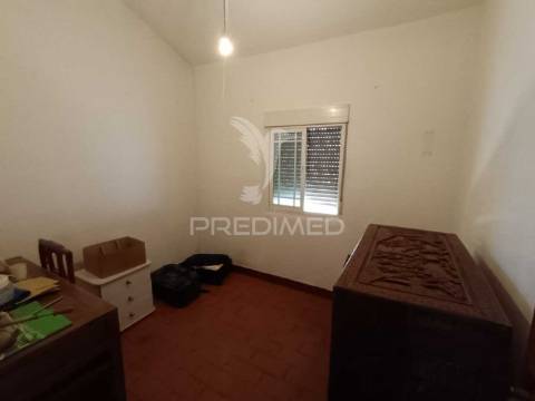 Moradia t4 com quintal e varanda