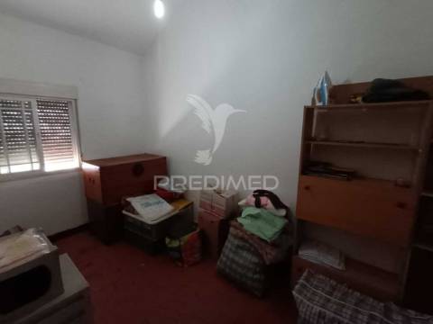 Moradia t4 com quintal e varanda