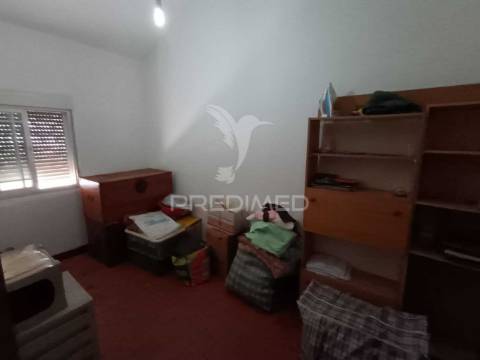 Moradia t4 com quintal e varanda