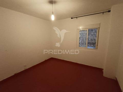 Moradia t4 com quintal e varanda