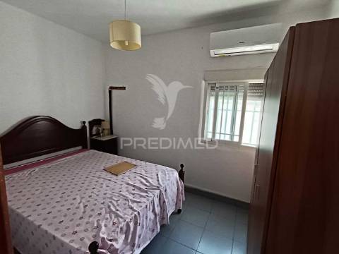 Moradia t4 com quintal e varanda