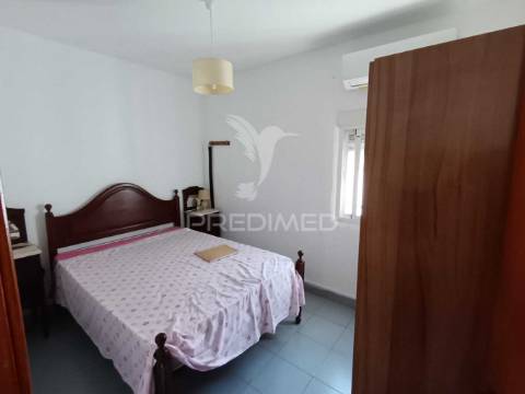 Moradia t4 com quintal e varanda