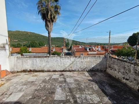 Moradia t4 com quintal e varanda