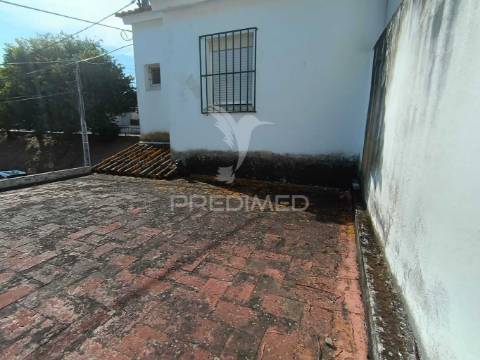 Moradia t4 com quintal e varanda