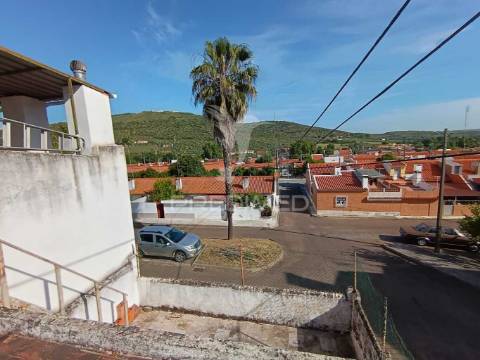 Moradia t4 com quintal e varanda