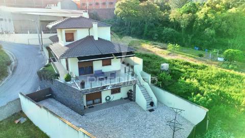 Moradia de luxo v3, localizada em amiais de baixo / santarém