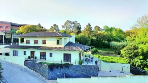 Moradia de luxo v3, localizada em amiais de baixo / santarém