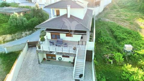 Moradia de luxo v3, localizada em amiais de baixo / santarém