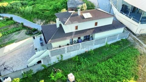 Moradia de luxo v3, localizada em amiais de baixo / santarém