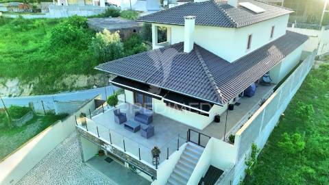 Moradia de luxo v3, localizada em amiais de baixo / santarém