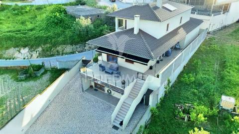 Moradia de luxo v3, localizada em amiais de baixo / santarém