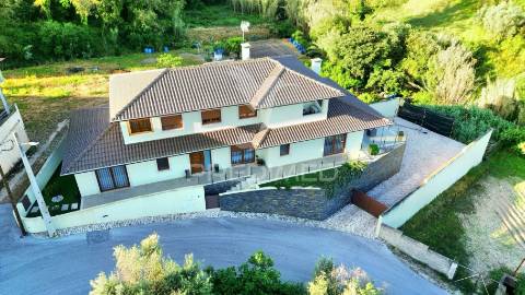 Moradia de luxo v3, localizada em amiais de baixo / santarém