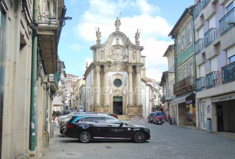 Prédio 3 pisos e loja comercial na zona histórica de vila real