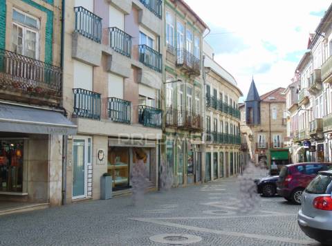 Prédio 3 pisos e loja comercial na zona histórica de vila real