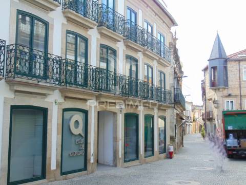 Prédio 3 pisos e loja comercial na zona histórica de vila real
