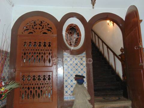 Prédio 3 pisos e loja comercial na zona histórica de vila real