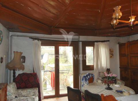 Prédio 3 pisos e loja comercial na zona histórica de vila real