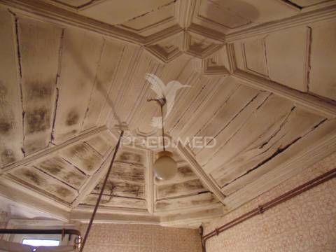 Prédio 3 pisos e loja comercial na zona histórica de vila real