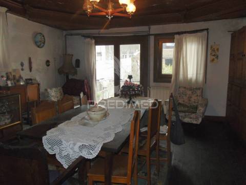 Prédio 3 pisos e loja comercial na zona histórica de vila real