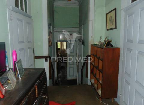 Prédio 3 pisos e loja comercial na zona histórica de vila real