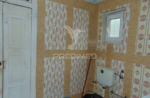 Prédio 3 pisos e loja comercial na zona histórica de vila real