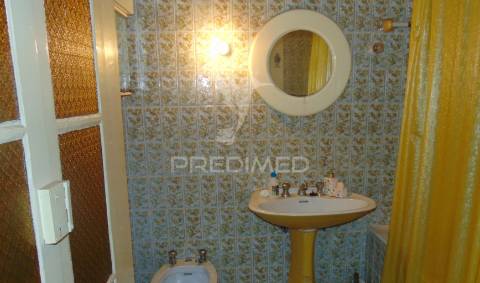 Prédio 3 pisos e loja comercial na zona histórica de vila real