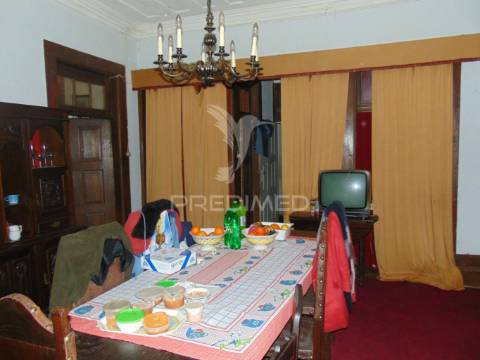 Prédio 3 pisos e loja comercial na zona histórica de vila real