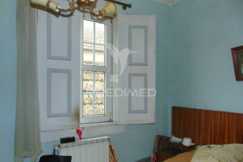 Prédio 3 pisos e loja comercial na zona histórica de vila real