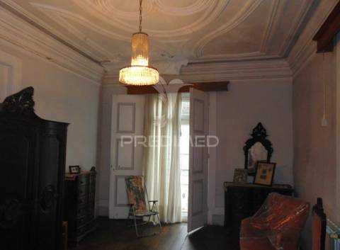 Prédio 3 pisos e loja comercial na zona histórica de vila real