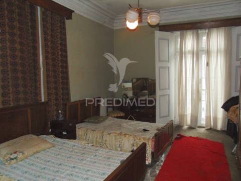 Prédio 3 pisos e loja comercial na zona histórica de vila real