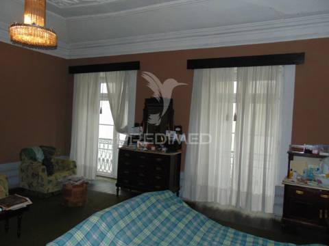 Prédio 3 pisos e loja comercial na zona histórica de vila real