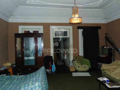 Prédio 3 pisos e loja comercial na zona histórica de vila real