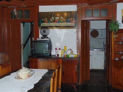 Prédio 3 pisos e loja comercial na zona histórica de vila real