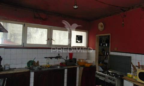 Prédio 3 pisos e loja comercial na zona histórica de vila real