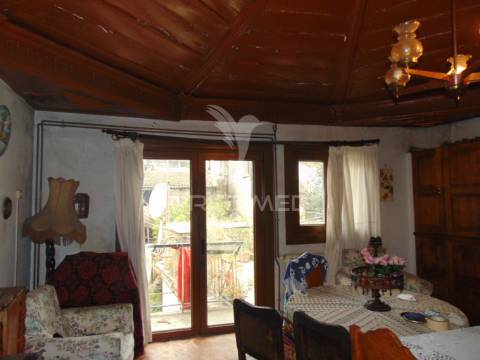 Prédio 3 pisos e loja comercial na zona histórica de vila real