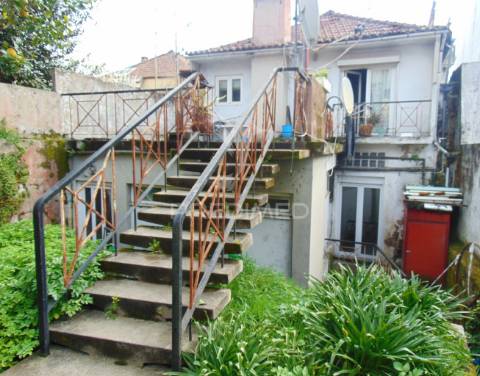 Prédio 3 pisos e loja comercial na zona histórica de vila real